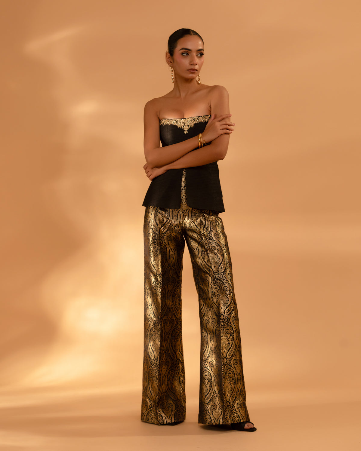 Zaar Set in Black and Gold.