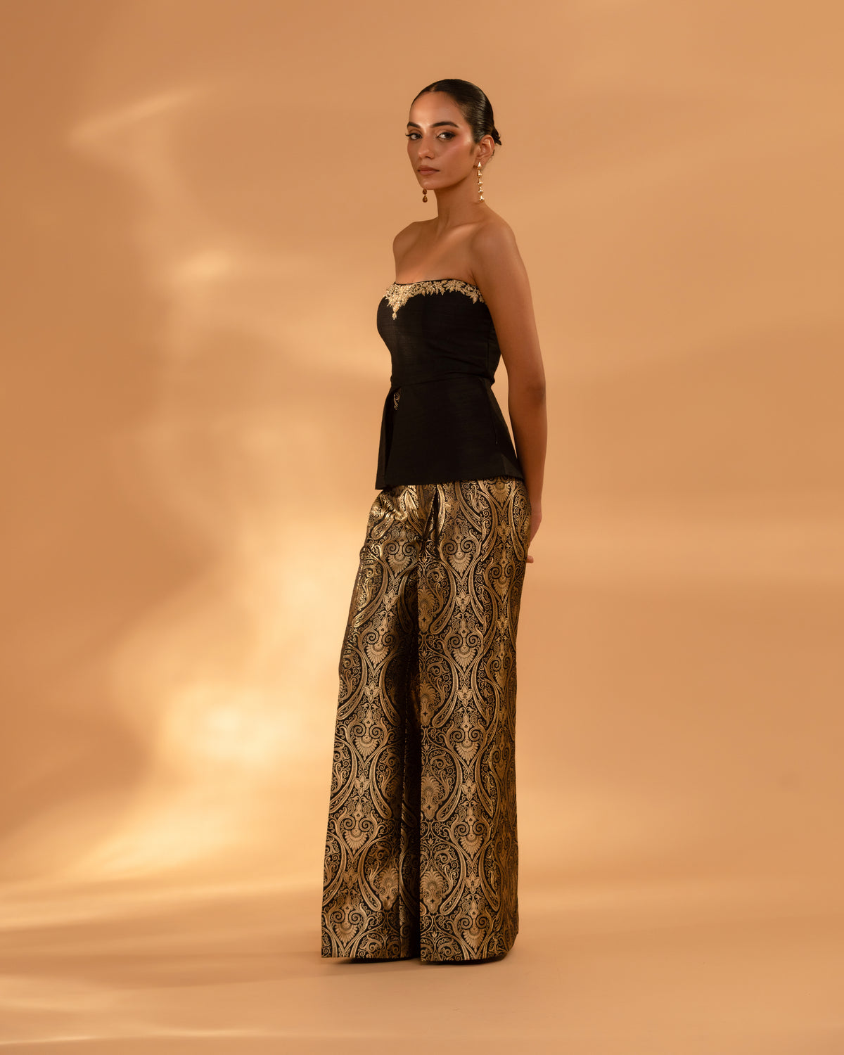 Zaar Set in Black and Gold.