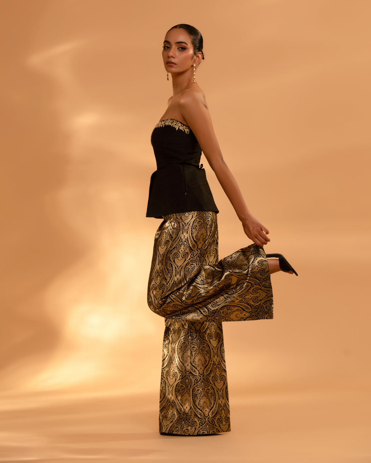 Zaar Set in Black and Gold.